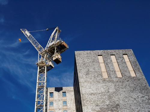 辦理建筑企業(yè)資質(zhì)時(shí)，應(yīng)該如何確定人員證書(shū)有效性？